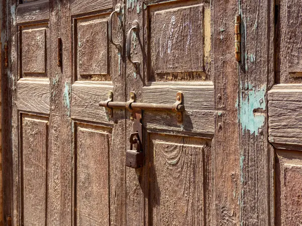 03 10 2024 Klasik Köy Evi mimarisi ahşap kapı Kukadia Idar SabArkantha Kuzey Gujarat Hindistan Asya