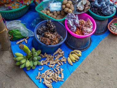 028 2024 Geleneksel Organik sebze satışı. Hindistan 'ın Maharashtra bölgesindeki Palghar Thane köyünden tarım ürünleri..