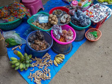 028 2024 Geleneksel Organik sebze satışı. Hindistan 'ın Maharashtra bölgesindeki Palghar Thane köyünden tarım ürünleri..
