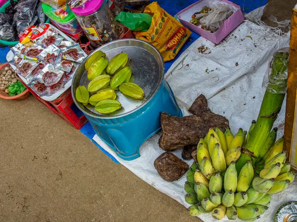 028 2024 Geleneksel Organik sebze satışı. Hindistan 'ın Maharashtra bölgesindeki Palghar Thane köyünden tarım ürünleri..