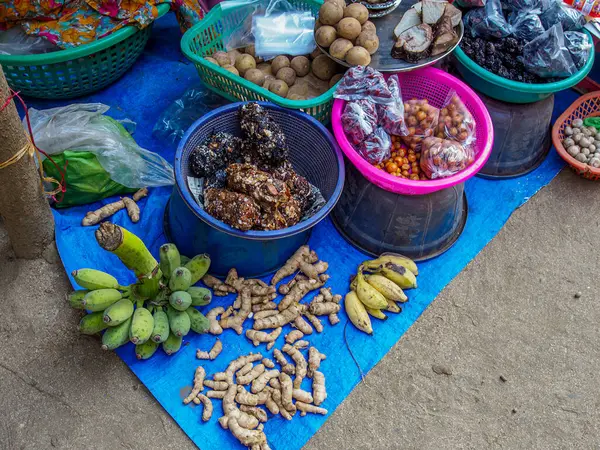 028 2024 Geleneksel Organik sebze satışı. Hindistan 'ın Maharashtra bölgesindeki Palghar Thane köyünden tarım ürünleri..