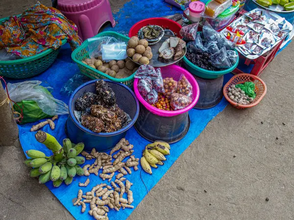 028 2024 Geleneksel Organik sebze satışı. Hindistan 'ın Maharashtra bölgesindeki Palghar Thane köyünden tarım ürünleri..