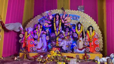 10 11: 2024 Geleneksel Durga Puja İdollerin Lokgram Kalyan, Maharashtra, Hindistan 'da Düzenlemeleri.