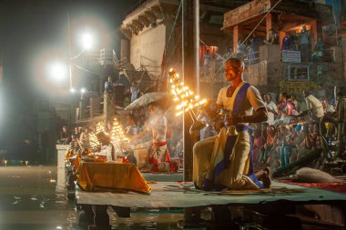 0 05 2005 Hindu rahip Varanasi 'de Ganga Aarti ritüelini gerçekleştirdi. Ateş puja, Ganj Uttar Pradesh Hindistan Asya nehrinin kıyısındaki Ghat' ta gerçekleşen bir Hindu ayinidir..