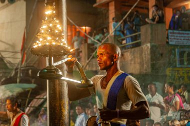 0 05 2005 Hindu rahip Varanasi 'de Ganga Aarti ritüelini gerçekleştirdi. Ateş puja, Ganj Uttar Pradesh Hindistan Asya nehrinin kıyısındaki Ghat' ta gerçekleşen bir Hindu ayinidir..