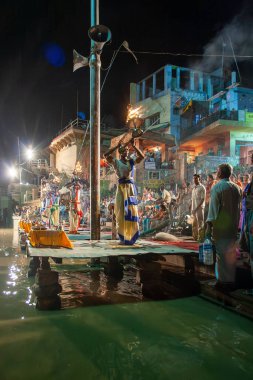 0 05 2005 Hindu rahip Varanasi 'de Ganga Aarti ritüelini gerçekleştirdi. Ateş puja, Ganj Uttar Pradesh Hindistan Asya nehrinin kıyısındaki Ghat' ta gerçekleşen bir Hindu ayinidir..
