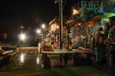 0 05 2005 Hindu rahip Varanasi 'de Ganga Aarti ritüelini gerçekleştirdi. Ateş puja, Ganj Uttar Pradesh Hindistan Asya nehrinin kıyısındaki Ghat' ta gerçekleşen bir Hindu ayinidir..