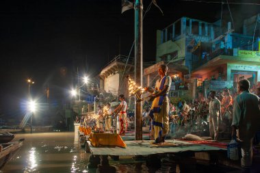 0 05 2005 Hindu rahip Varanasi 'de Ganga Aarti ritüelini gerçekleştirdi. Ateş puja, Ganj Uttar Pradesh Hindistan Asya nehrinin kıyısındaki Ghat' ta gerçekleşen bir Hindu ayinidir..