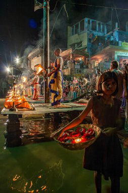 0 05 2005 Hindu rahip Varanasi 'de Ganga Aarti ritüelini gerçekleştirdi. Ateş puja, Ganj Uttar Pradesh Hindistan Asya nehrinin kıyısındaki Ghat' ta gerçekleşen bir Hindu ayinidir..