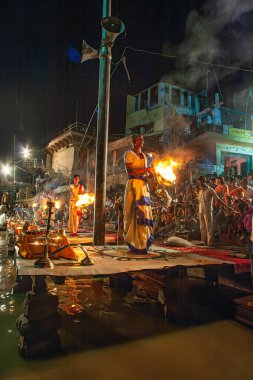 0 05 2005 Hindu rahip Varanasi 'de Ganga Aarti ritüelini gerçekleştirdi. Ateş puja, Ganj Uttar Pradesh Hindistan Asya nehrinin kıyısındaki Ghat' ta gerçekleşen bir Hindu ayinidir..