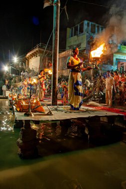 0 05 2005 Hindu rahip Varanasi 'de Ganga Aarti ritüelini gerçekleştirdi. Ateş puja, Ganj Uttar Pradesh Hindistan Asya nehrinin kıyısındaki Ghat' ta gerçekleşen bir Hindu ayinidir..