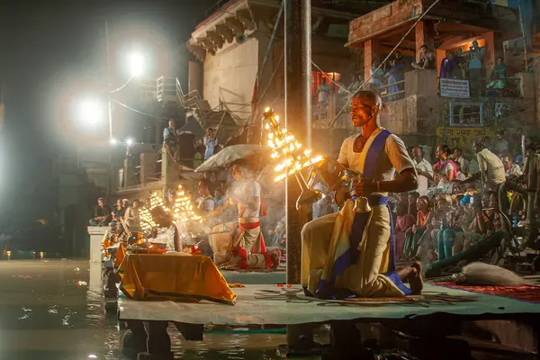 0 05 2005 Hindu rahip Varanasi 'de Ganga Aarti ritüelini gerçekleştirdi. Ateş puja, Ganj Uttar Pradesh Hindistan Asya nehrinin kıyısındaki Ghat' ta gerçekleşen bir Hindu ayinidir..