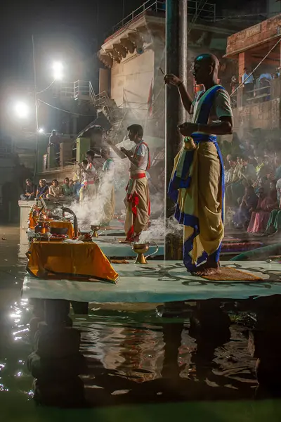 0 05 2005 Hindu rahip Varanasi 'de Ganga Aarti ritüelini gerçekleştirdi. Ateş puja, Ganj Uttar Pradesh Hindistan Asya nehrinin kıyısındaki Ghat' ta gerçekleşen bir Hindu ayinidir..
