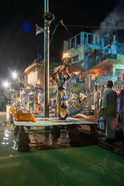 0 05 2005 Hindu rahip Varanasi 'de Ganga Aarti ritüelini gerçekleştirdi. Ateş puja, Ganj Uttar Pradesh Hindistan Asya nehrinin kıyısındaki Ghat' ta gerçekleşen bir Hindu ayinidir..