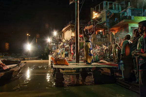 0 05 2005 Hindu rahip Varanasi 'de Ganga Aarti ritüelini gerçekleştirdi. Ateş puja, Ganj Uttar Pradesh Hindistan Asya nehrinin kıyısındaki Ghat' ta gerçekleşen bir Hindu ayinidir..