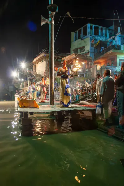 0 05 2005 Hindu rahip Varanasi 'de Ganga Aarti ritüelini gerçekleştirdi. Ateş puja, Ganj Uttar Pradesh Hindistan Asya nehrinin kıyısındaki Ghat' ta gerçekleşen bir Hindu ayinidir..