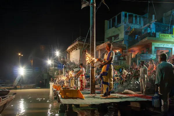 0 05 2005 Hindu rahip Varanasi 'de Ganga Aarti ritüelini gerçekleştirdi. Ateş puja, Ganj Uttar Pradesh Hindistan Asya nehrinin kıyısındaki Ghat' ta gerçekleşen bir Hindu ayinidir..
