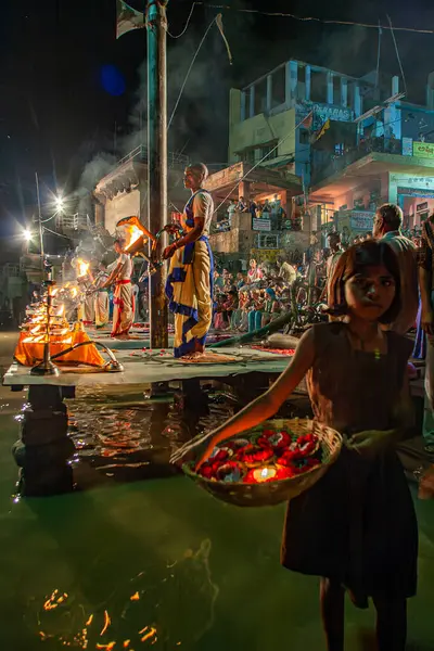 0 05 2005 Hindu rahip Varanasi 'de Ganga Aarti ritüelini gerçekleştirdi. Ateş puja, Ganj Uttar Pradesh Hindistan Asya nehrinin kıyısındaki Ghat' ta gerçekleşen bir Hindu ayinidir..