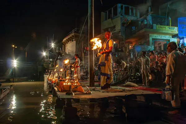 0 05 2005 Hindu rahip Varanasi 'de Ganga Aarti ritüelini gerçekleştirdi. Ateş puja, Ganj Uttar Pradesh Hindistan Asya nehrinin kıyısındaki Ghat' ta gerçekleşen bir Hindu ayinidir..