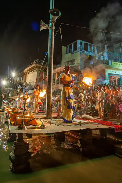0 05 2005 Hindu rahip Varanasi 'de Ganga Aarti ritüelini gerçekleştirdi. Ateş puja, Ganj Uttar Pradesh Hindistan Asya nehrinin kıyısındaki Ghat' ta gerçekleşen bir Hindu ayinidir..