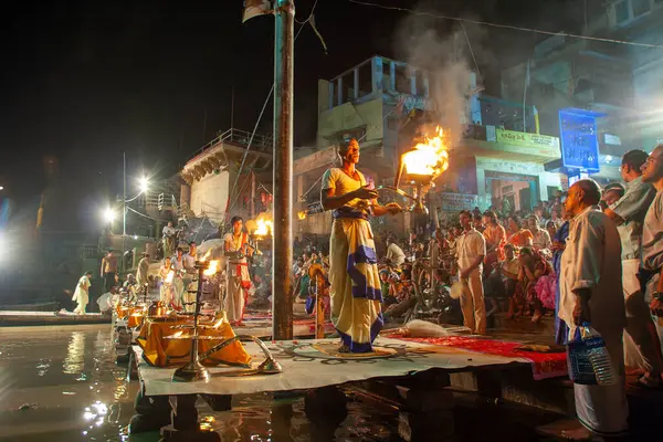 0 05 2005 Hindu rahip Varanasi 'de Ganga Aarti ritüelini gerçekleştirdi. Ateş puja, Ganj Uttar Pradesh Hindistan Asya nehrinin kıyısındaki Ghat' ta gerçekleşen bir Hindu ayinidir..