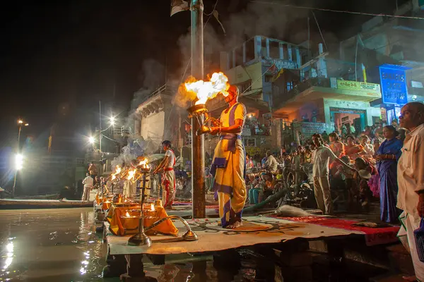 0 05 2005 Hindu rahip Varanasi 'de Ganga Aarti ritüelini gerçekleştirdi. Ateş puja, Ganj Uttar Pradesh Hindistan Asya nehrinin kıyısındaki Ghat' ta gerçekleşen bir Hindu ayinidir..