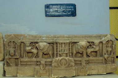 03 27 2010 Vintage Old Thread to Twelve Century antika taş heykel Madosa College Museum arkeolojik nesnelerin deposudur. Aravalli Bölgesi: Kuzey Gujarat Hindistan, Asya