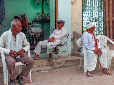 03 10 2024 İdol 'da berber dükkanında oturan köylüler Idar SabArkantha Gujarat yakınlarında Tipik Eski Köy Berber Dükkanı Kukadia.