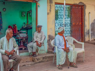 03 10 2024 İdol 'da berber dükkanında oturan köylüler Idar SabArkantha Gujarat yakınlarında Tipik Eski Köy Berber Dükkanı Kukadia.