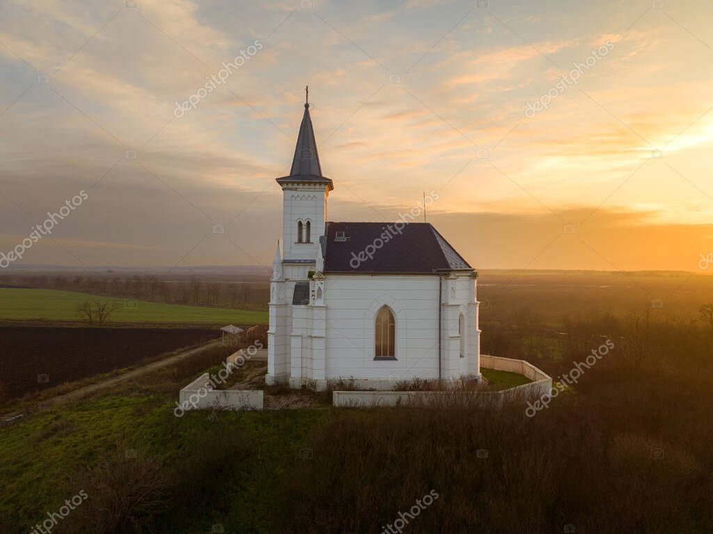 Pequeña capilla blanca en solitario en los fileds con el cielo