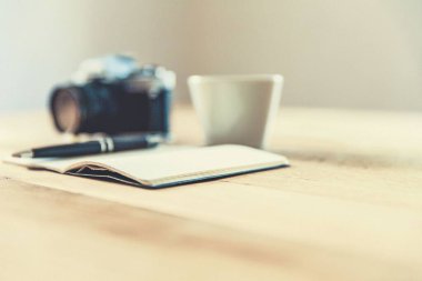 Kameralı ve defterli yaratıcı masa