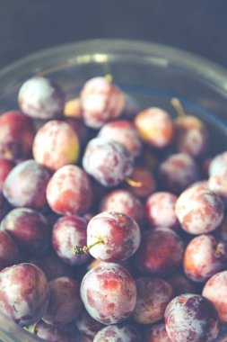 Bir demet kırmızı üzüm topladım.