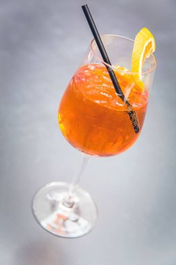 Buzlu gül şarabı.