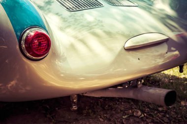 Eski bir arabanın kapağını kapatın.