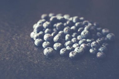 Bir tablo üzerinde taze yaban mersini