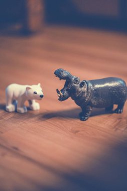 Su aygırı ve kutup ayısı oyuncağı