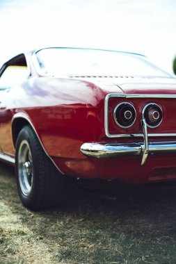 Eski kırmızı bir arabanın arka görüntüsü