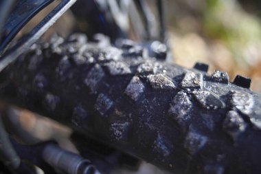 Bisiklet lastiğini kapat.