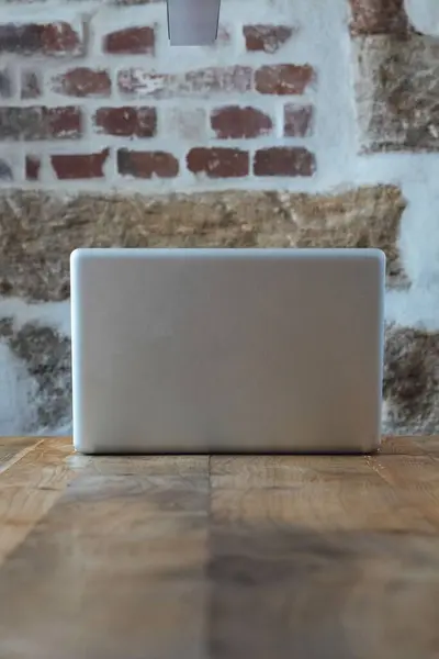 Ahşap masa üstünde laptop