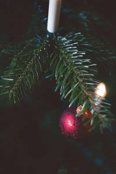 Noel ağacı süslemelerini kapat