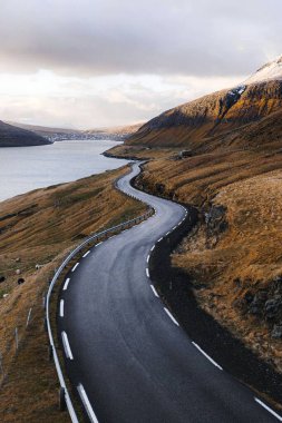 Faroe Adaları 'ndaki göl kenarındaki çevre yolu.