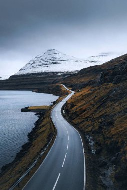 Faroe Adaları 'ndaki göl kenarındaki çevre yolu.
