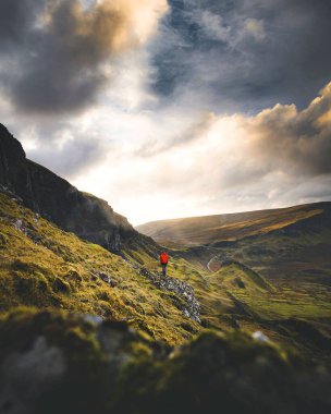 Quiraing, İskoçya yamacında yürüyen bir adam