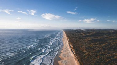 Plaj masaüstü duvar kağıdı, deniz manzarası arka plan, insansız hava aracı görüntüsü.