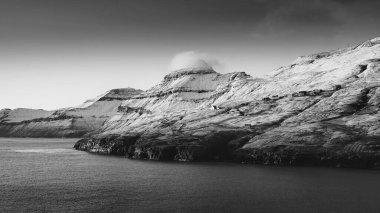 Faroe adalarındaki karlı dağ zirvesi