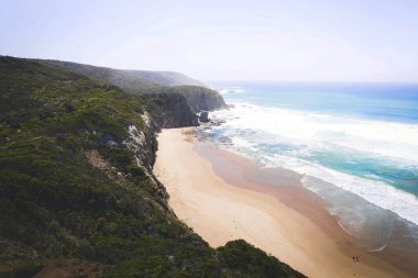 Drone görünüm şeridinin pastel bir gökyüzü altında