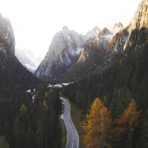 Dolomitlerdeki puslu dağ geçidi.
