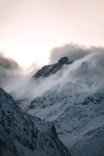 Norveç 'te karlı dağ zirveleri