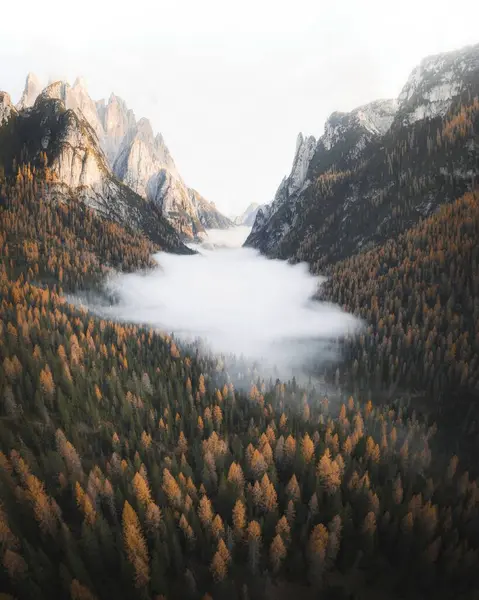 İtalya 'daki Dolomitler dağ sırası