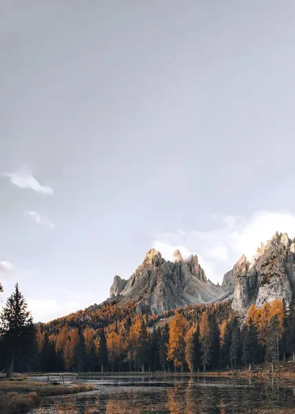 Sonbaharda Dolomitler Gölü